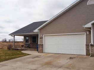647 Shy Ln, Hortonville, WI 54944
