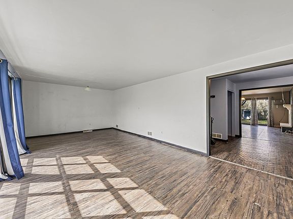 5th image of 615 Edgebrook Dr