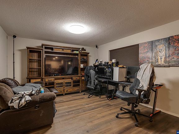 4th image of 926 Norman Ave NE
