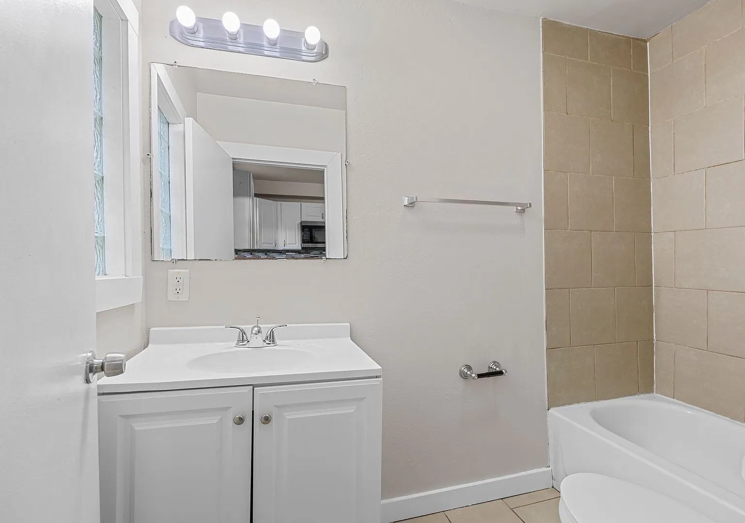 5 Bedrooms, 2 Bathrooms - Near Drake — Photo 4