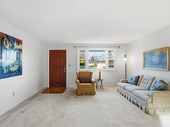 3rd image of 122 Parkhurst Rd