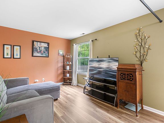 5th image of 417 Newbury Dr