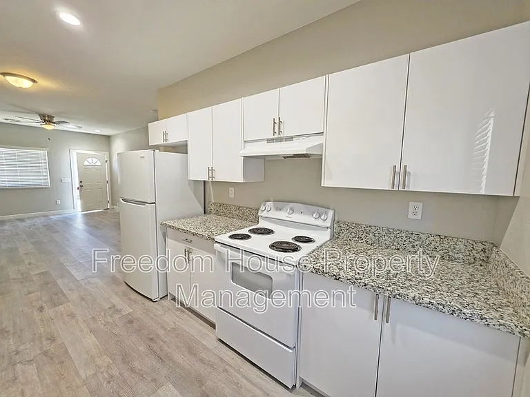 1121 Sixshooter Ave #4 — Photo 8
