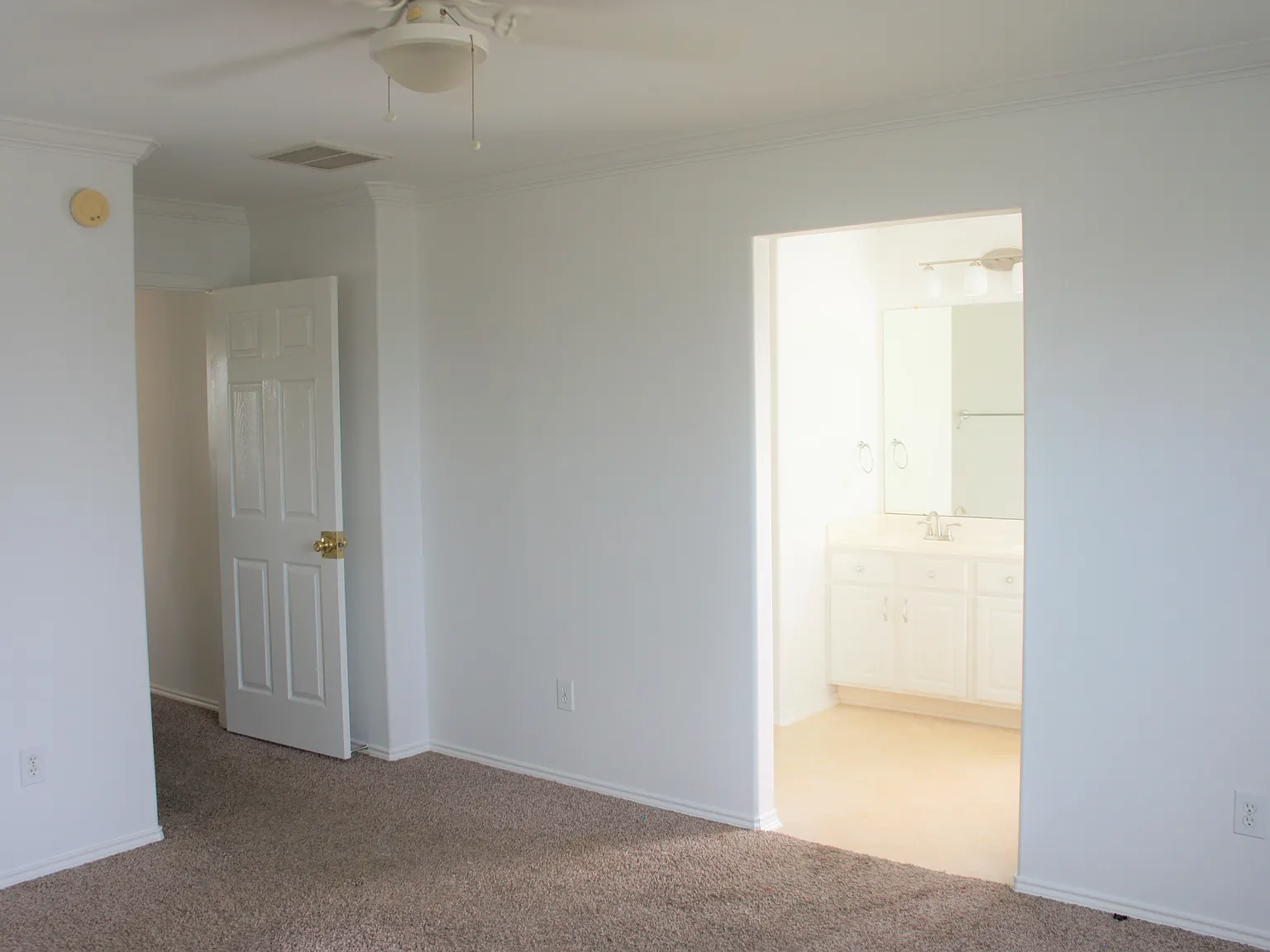 4 bed, 2.5 bath, 2152 sqft, $2,300 — Photo 2