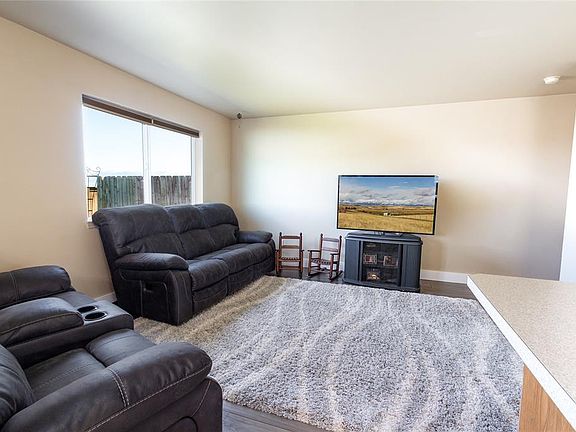 3rd image of 943 N River Rock Dr