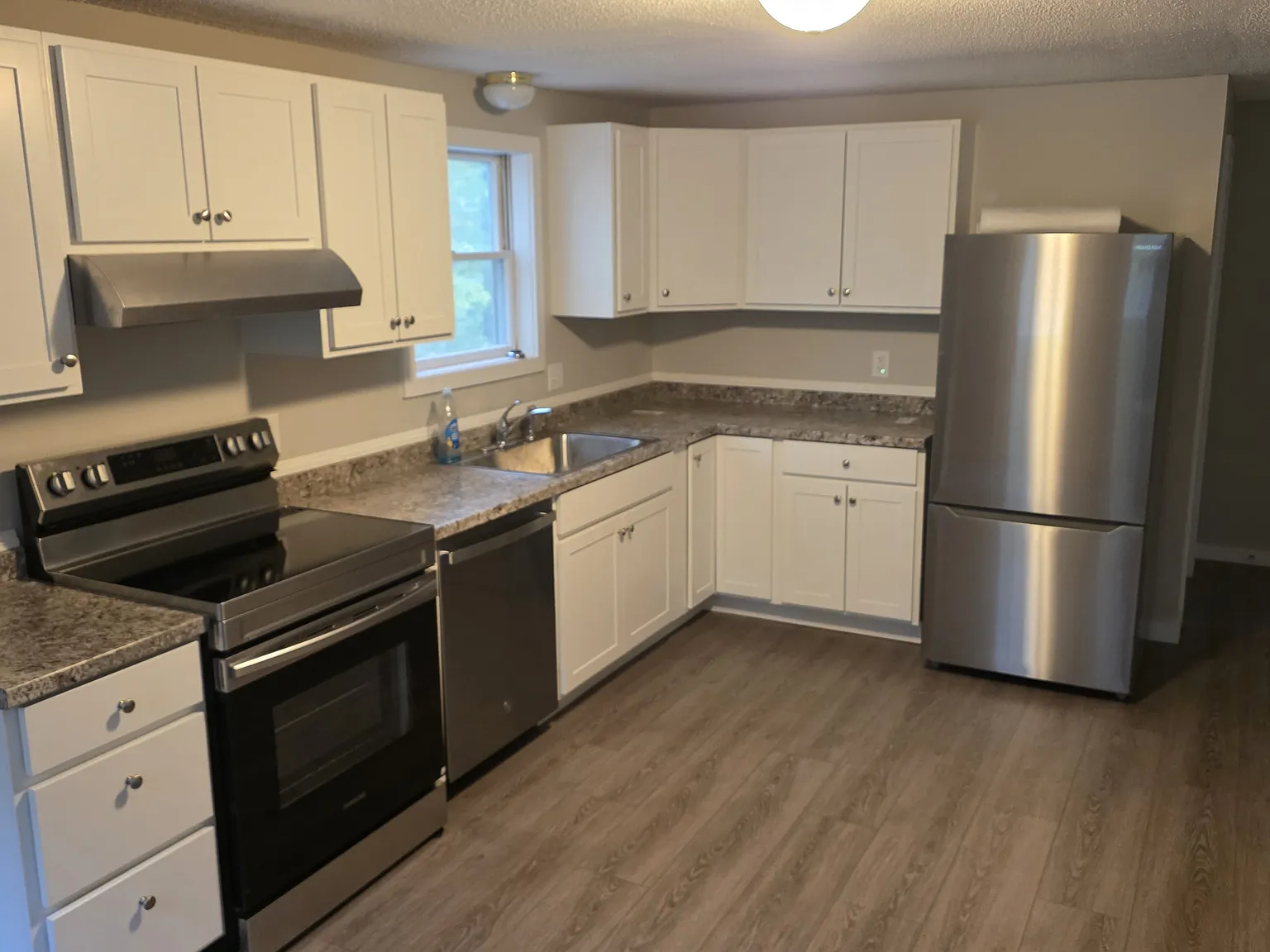 3 bed, 1.5 bath, 1000 sqft, $2,750 — Photo 2