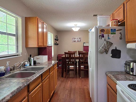 3rd image of 1309 Doctors Rd