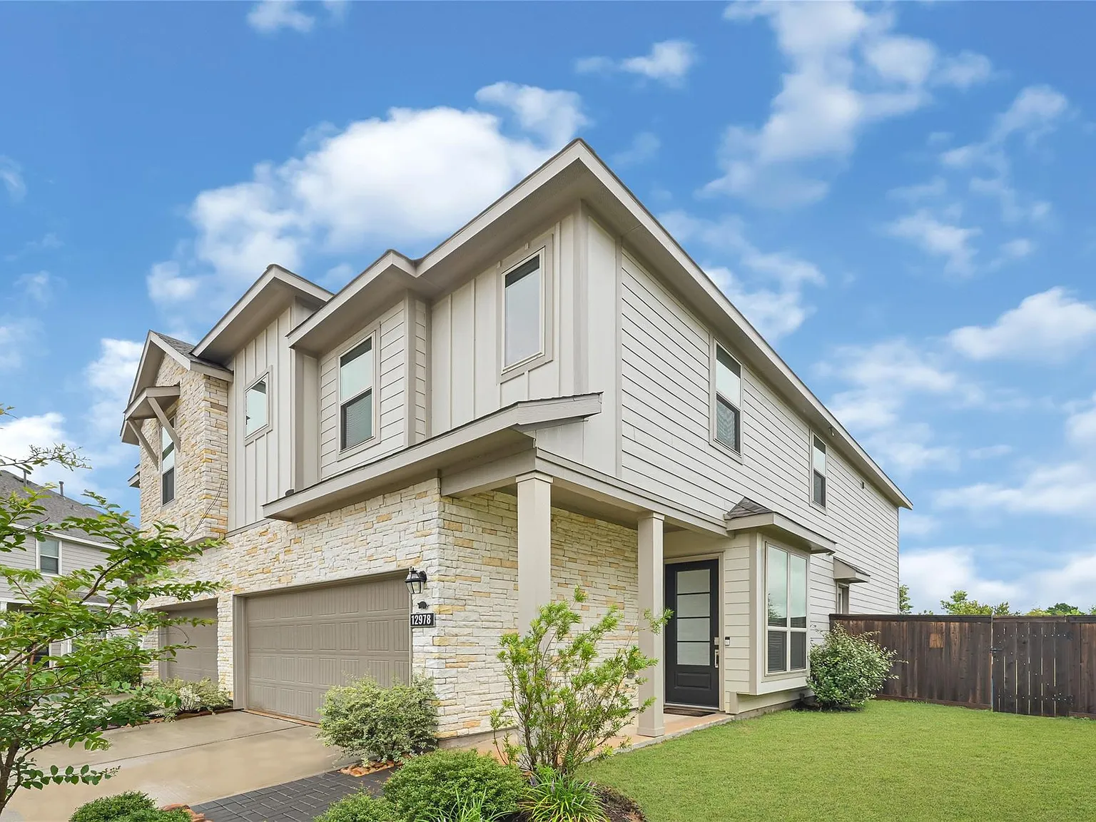 3 bed, 2.5 bath, 1918 sqft, $2,300 — Photo 2