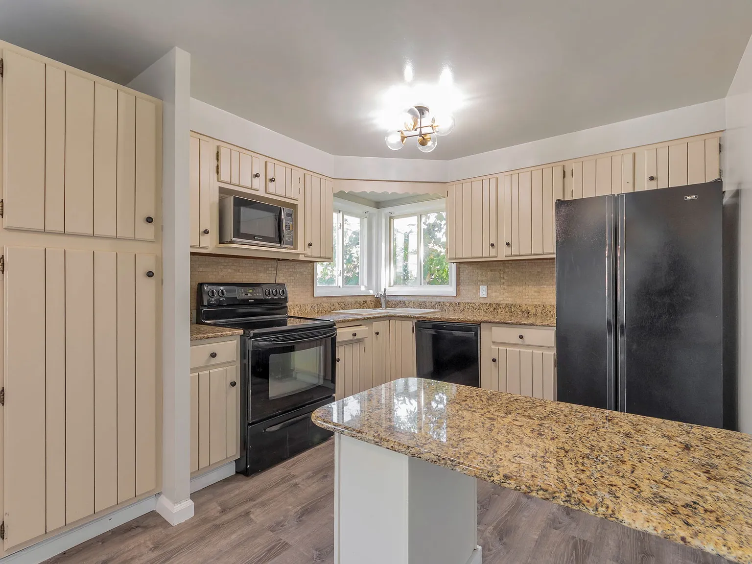 5 bed, 2025 sqft, $2,900 — Photo 4