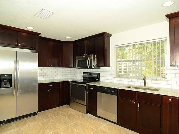 4th image of 1823 Chateau Dr W