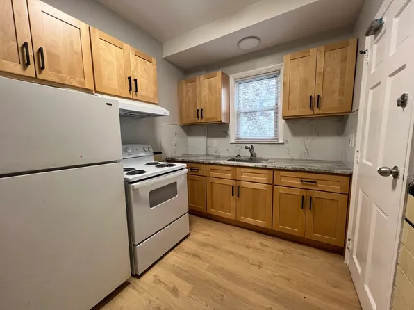 74 Auburn St APT 2, Cranston, RI 02910