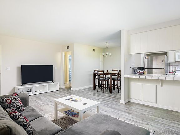 3rd image of 5125 Fontaine St Unit 205