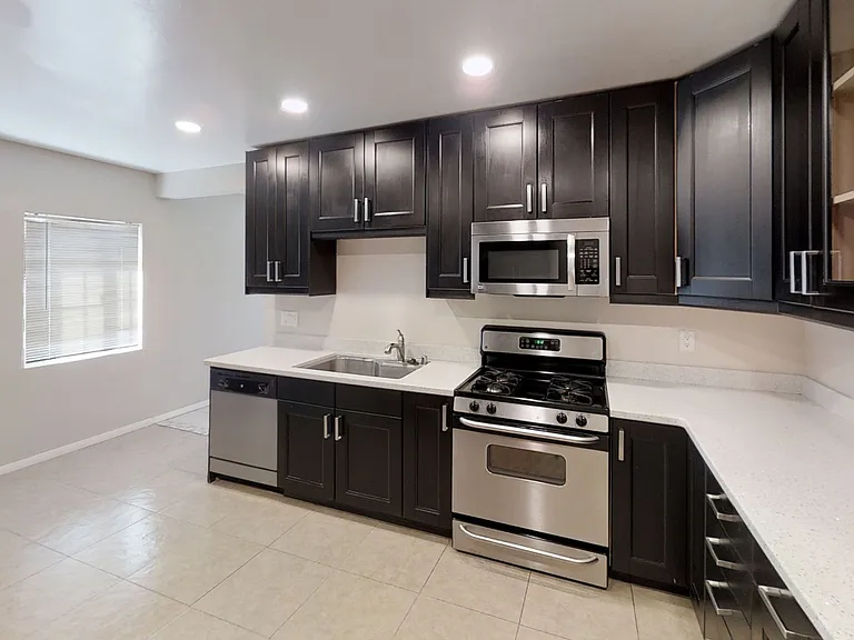 5 Bed / 3 Bath on Rockford Dr (Large Rooms & Backyard) Walk to Campus!! — Photo 1
