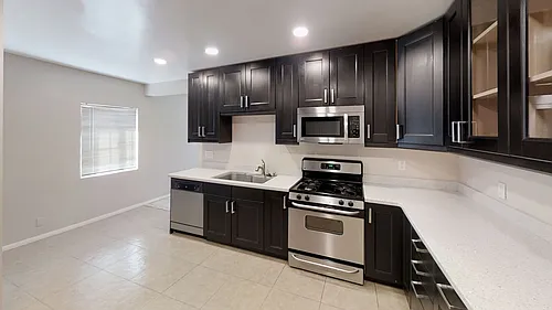 5 Bed / 3 Bath on Rockford Dr (Large Rooms & Backyard) Walk to Campus!! Photo 1