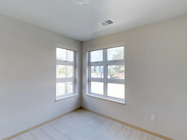 902 Drake St — Photo 88