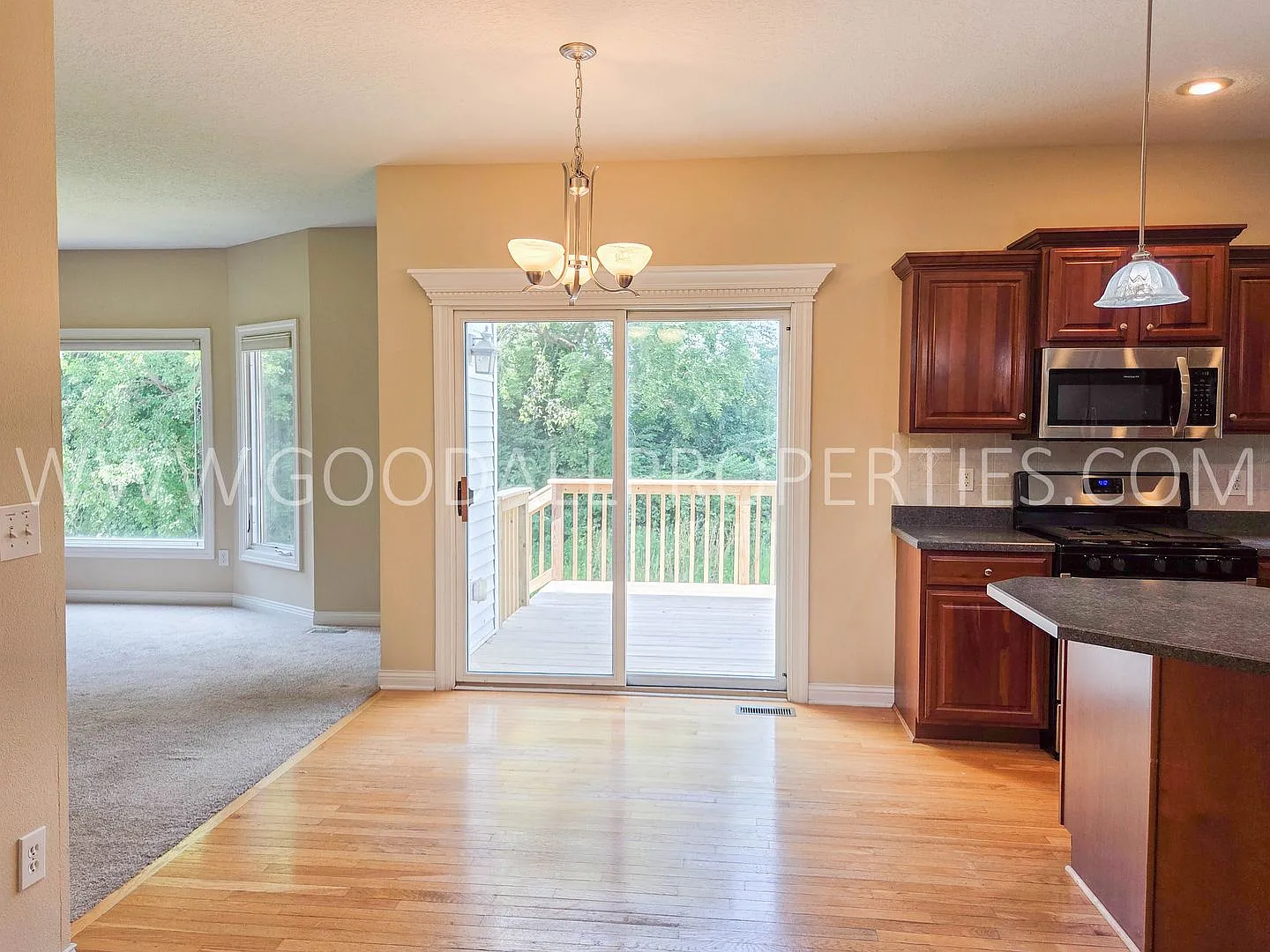 Spacious 4-Bedroom Urbandale Home in Waukee Schools with 3-Car Garage — Photo 4