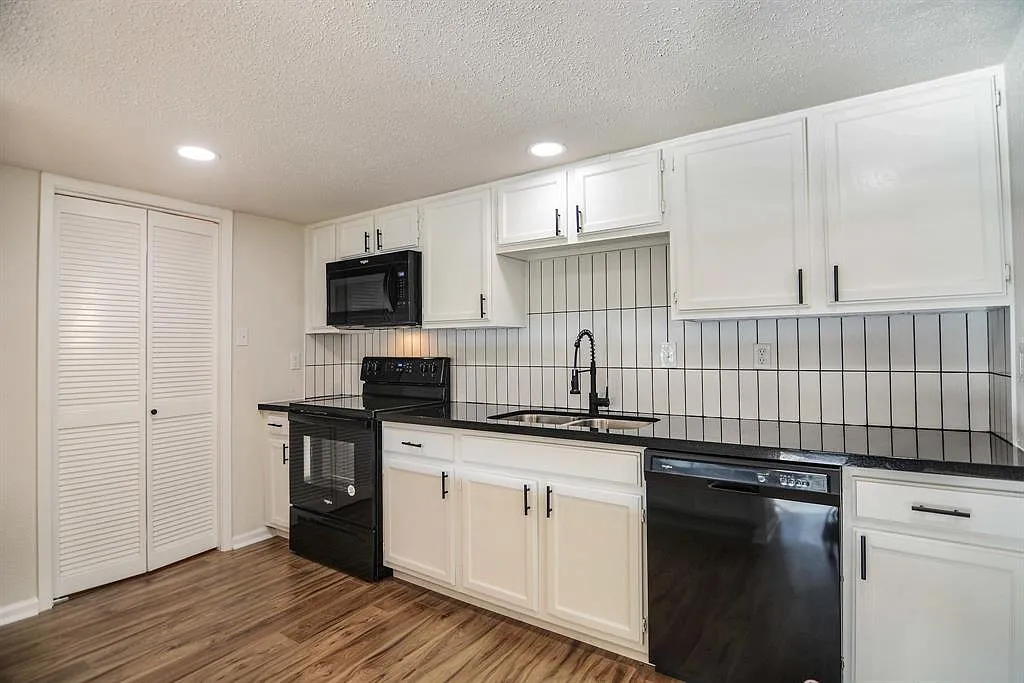 2 bed, 1070 sqft, $1,800 — Photo 3