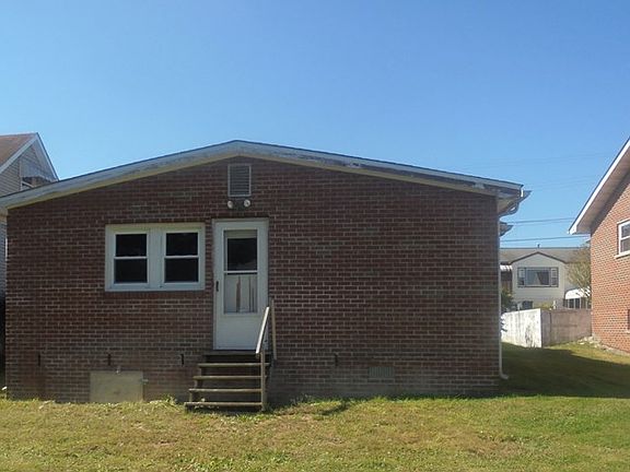 3rd image of 127 Orchard Ave
