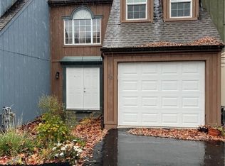 22 Monmouth Dr, Cranberry Township, PA 16066