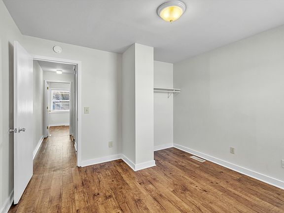 3rd image of 618 E Waverly St #2B-1Ba-830Sqft