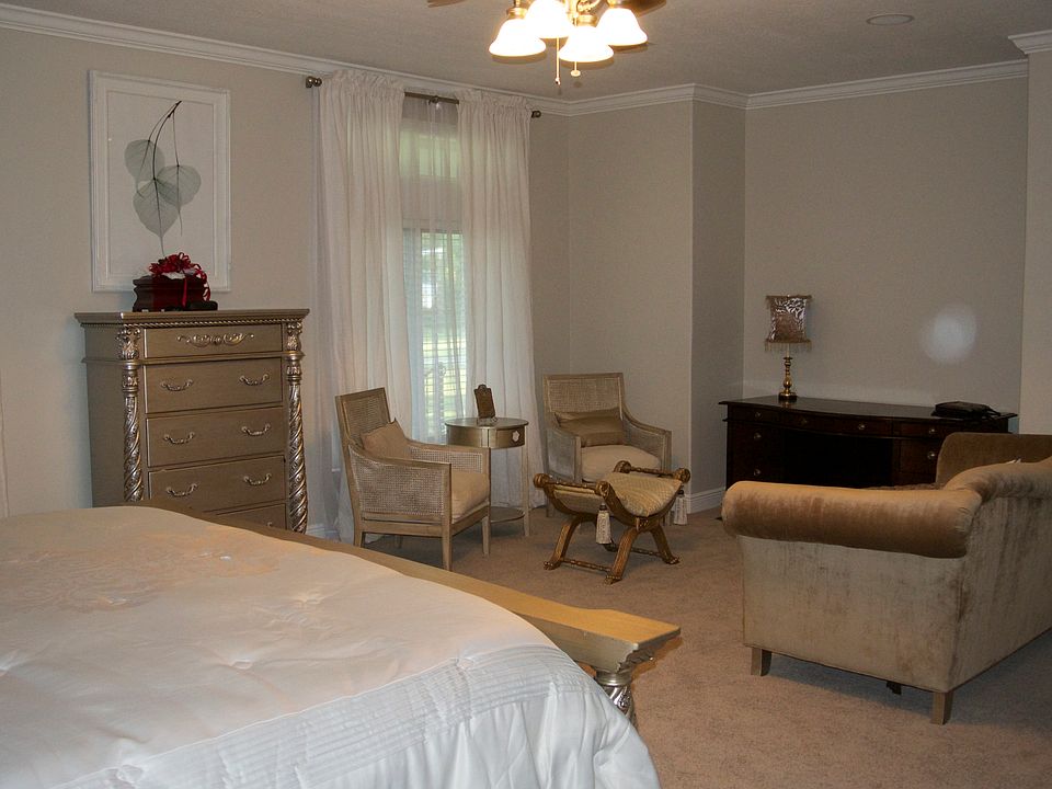 MASTER BEDROOM SITTING AREA