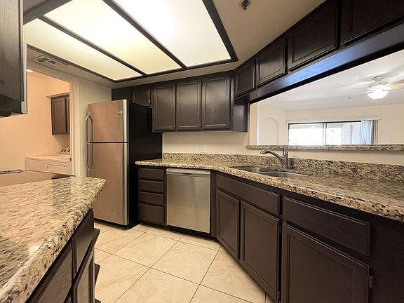 4th image of 5104 N 32nd St Unit 421