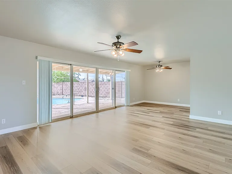 8725 E Valley View Rd — Photo 2