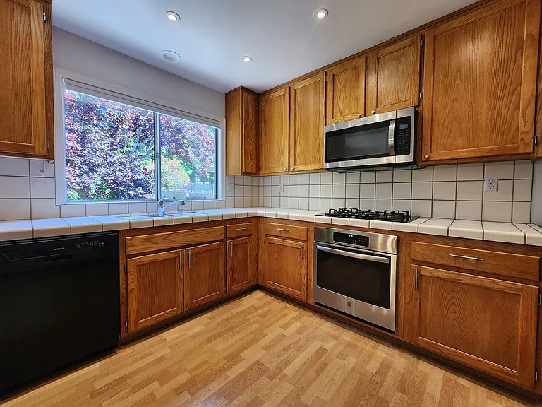 9609 Lord Dr — Photo 10