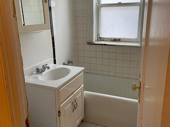 4th image of 1610 W Sunnyside Ave #3D