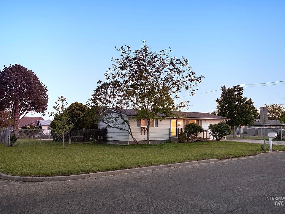 1st image of 824 NW 4th Ave