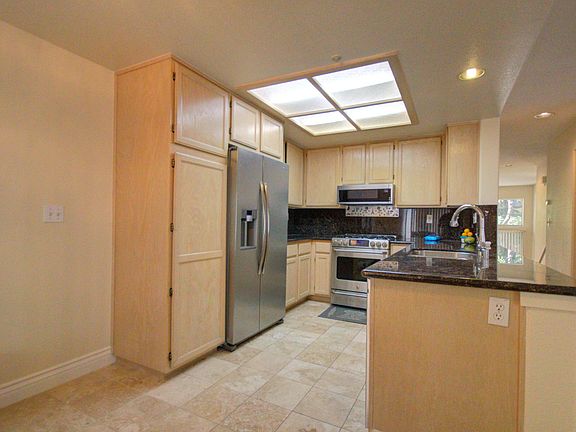 4th image of 422 Galleria Dr APT 1