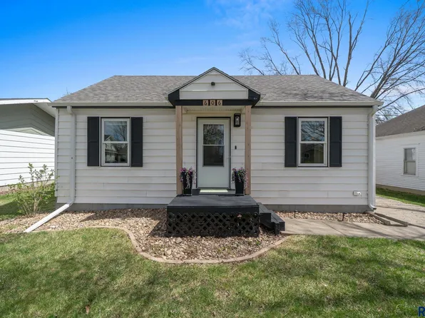 606 S 3rd St, Beresford, SD 57004