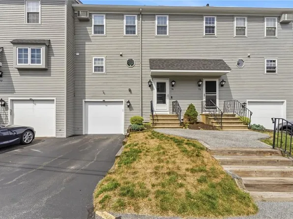 565 Quaker Ln APT 76, West Warwick, RI 02893
