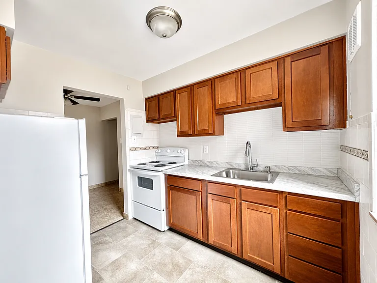 60 Markham Dr — Photo 2