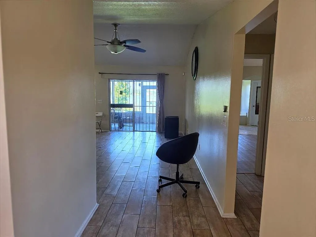 4 bed, 2.0 bath, 1945 sqft, $2,500 — Photo 2