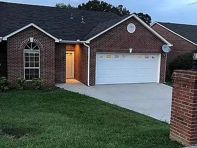315 Creekview Ln — Photo 2