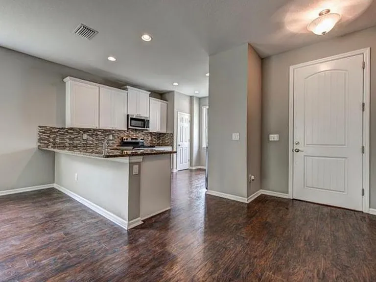 1550 Francis Ave — Photo 2