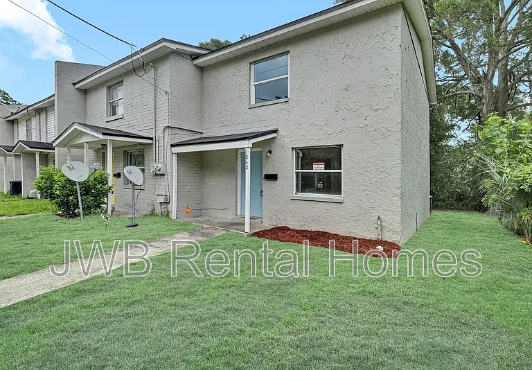 1842 Broadway Ave — Photo 9