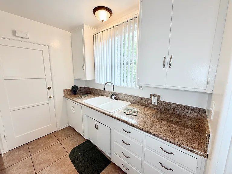 606 W Foothill Blvd — Photo 15