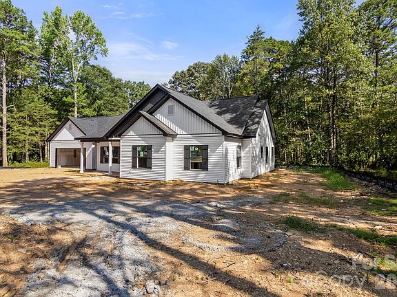 2nd image of 816 Winding Brook Rd