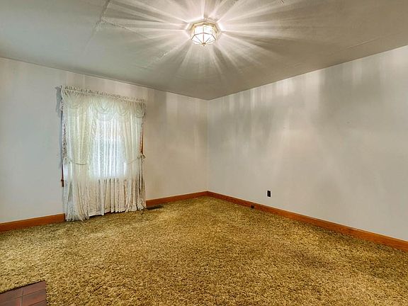 4th image of 67 Colonial Ct