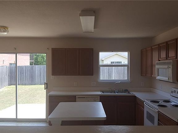 2nd image of 412 Summer Tree Dr