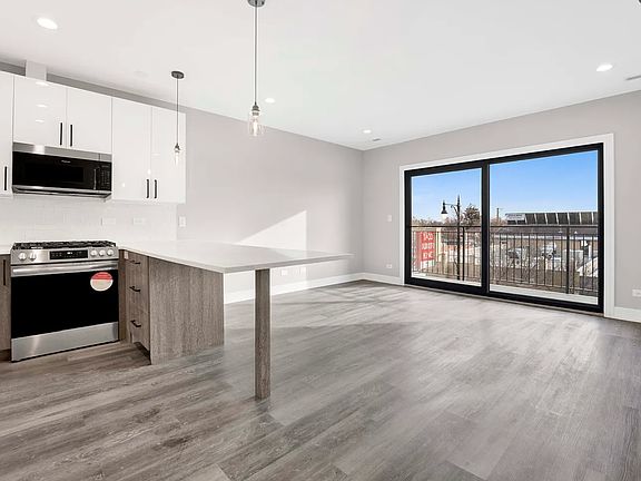 4th image of 5418 W Belmont Ave #3W