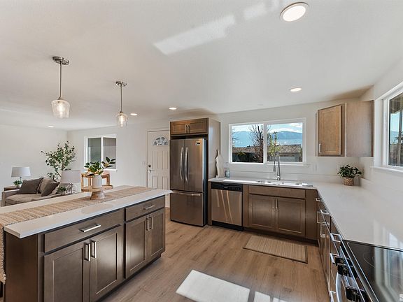 5th image of 957 Arrowhead Dr