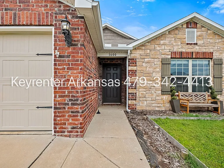 1600 Edinburgh Dr — Photo 3