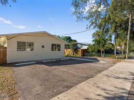 5814 Buchanan St, Hollywood, FL
