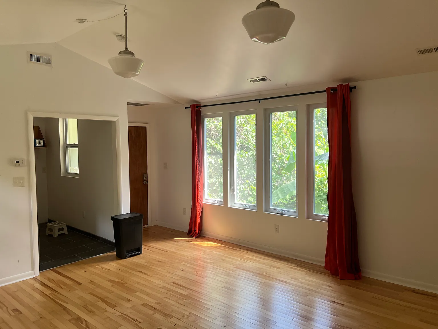3 bed, 1.5 bath, 1374 sqft, $1,900 — Photo 3
