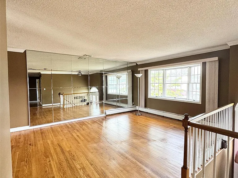 255 Brookside Ct — Photo 1