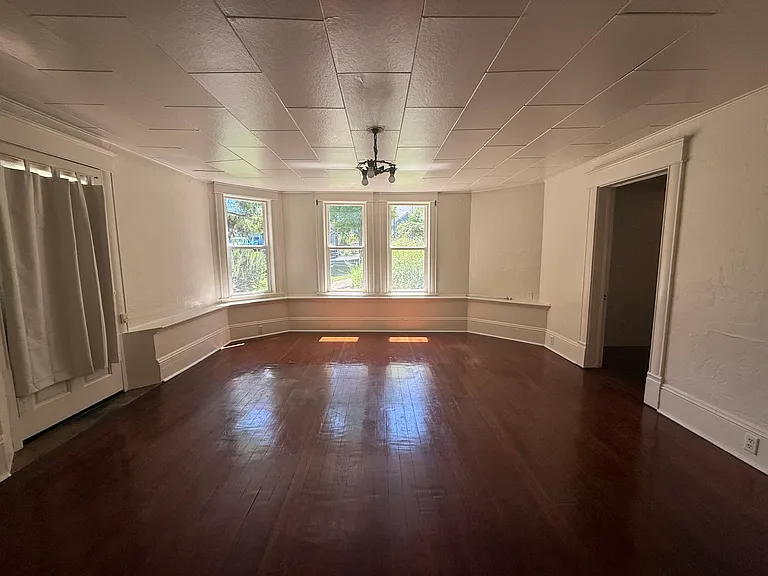 192 Van Ness Ave #4 — Photo 2