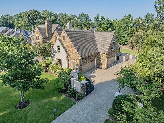 2nd image of 207 Meadowgrove Ln